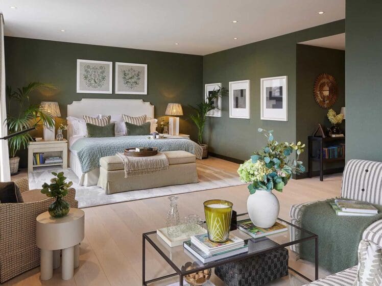 80 Holland Park master bedroom