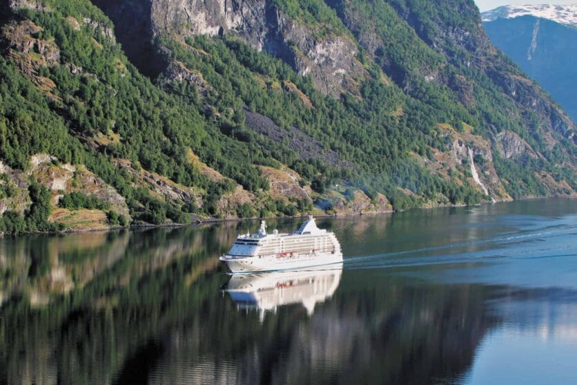 Regent Seven Seas cruise ship - Voyager