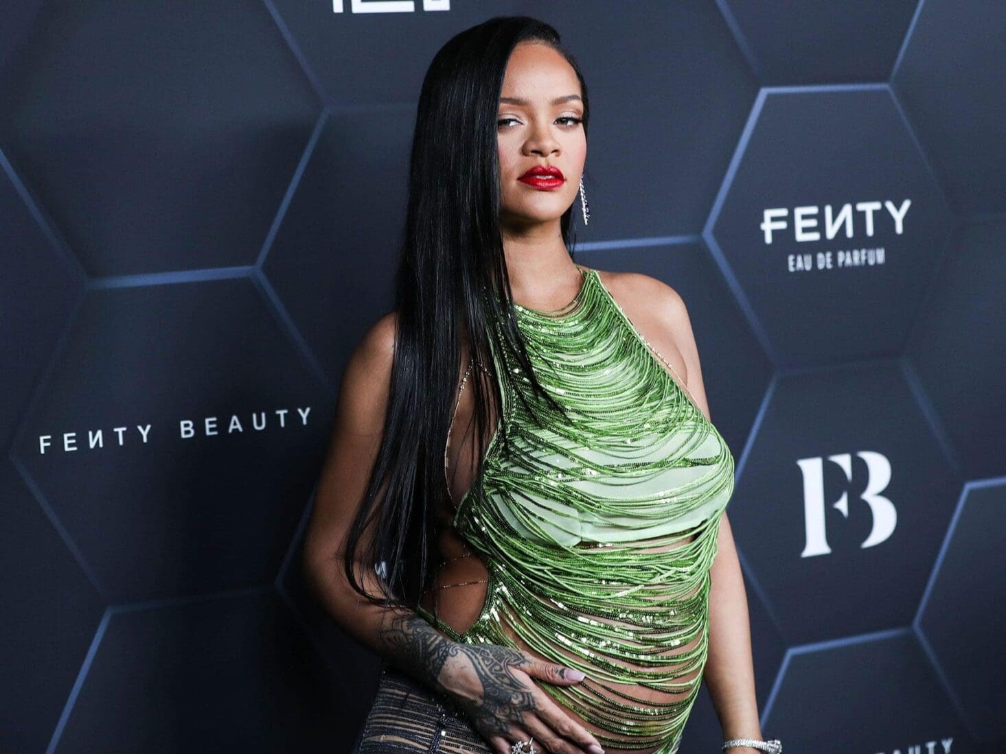The Rihanna maternity style edit