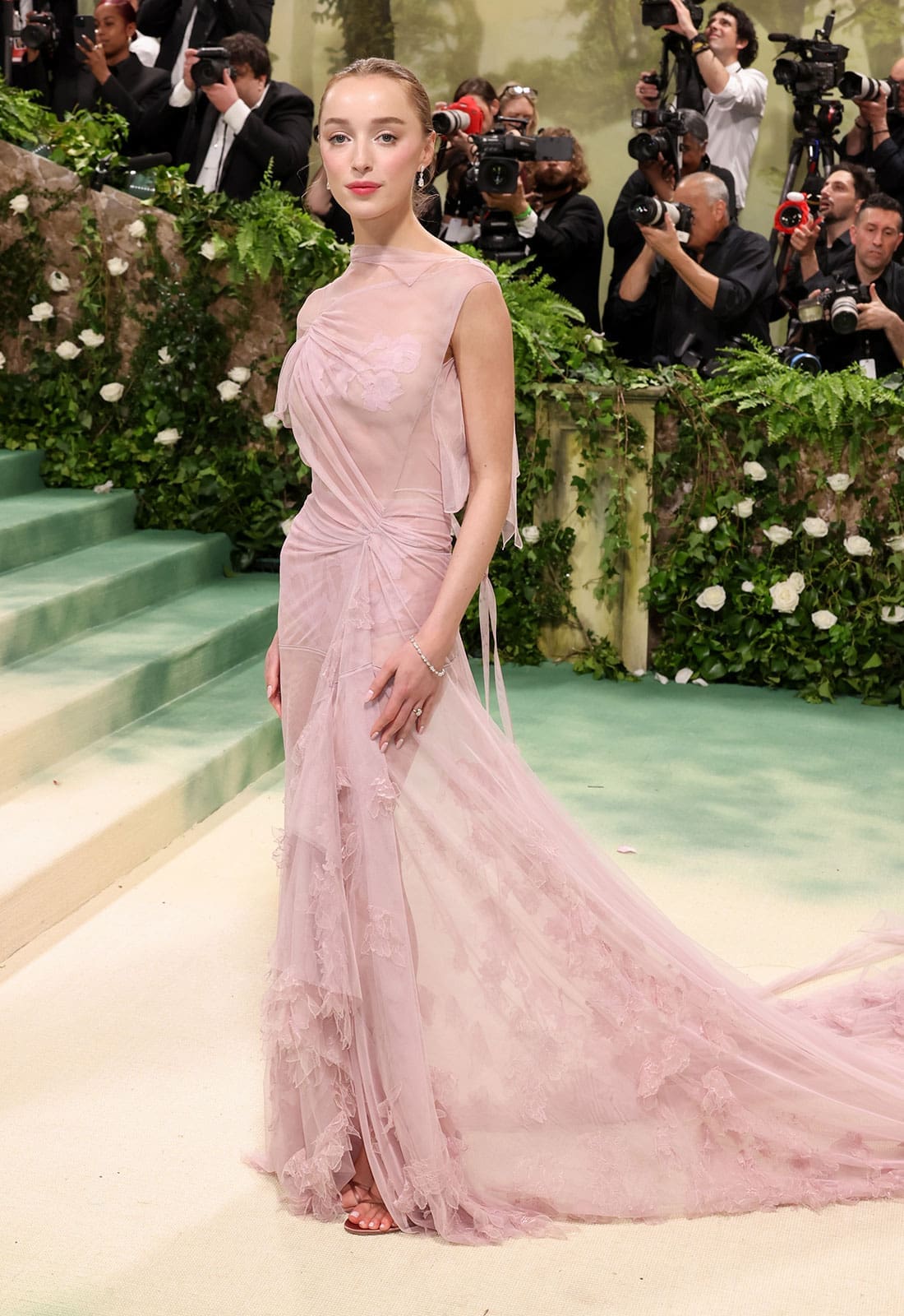 phoebe dynevor victoria beckham