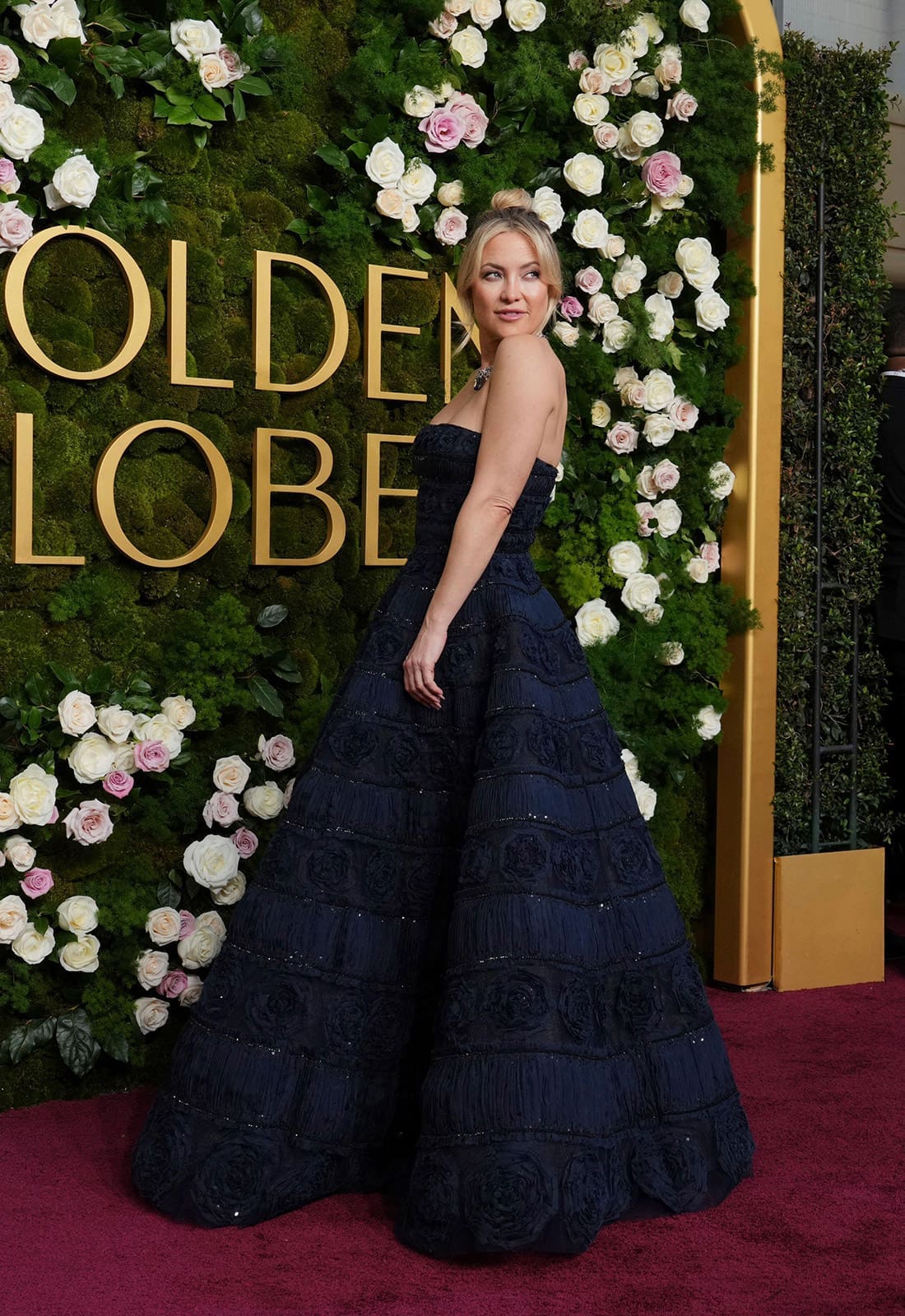 kate hudson golden globes 2025